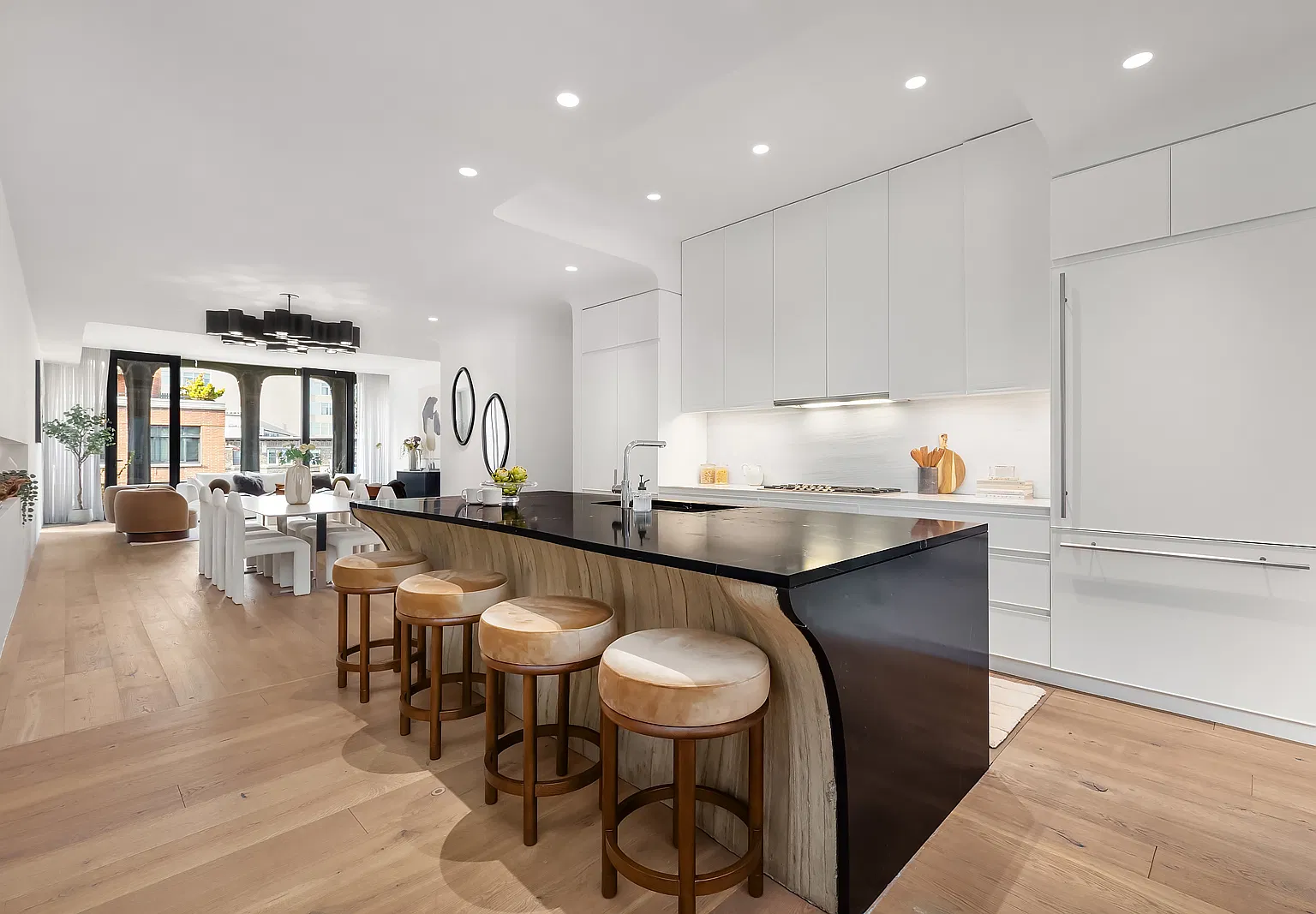 325 West Broadway — Photo 2