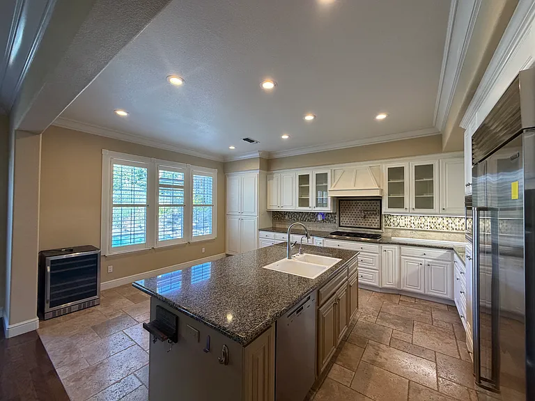 128 Regent Dr — Photo 4