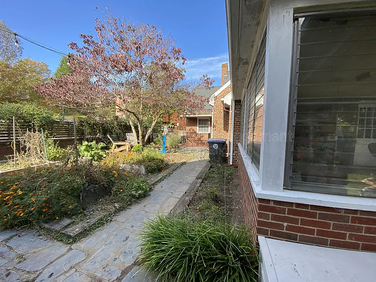 916 Sylvania Ave — Photo 32