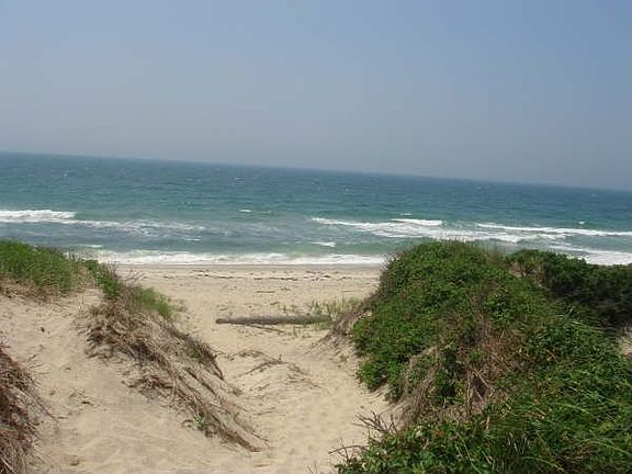 walk to painted house beach