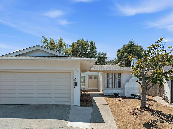 3rd image of 1072 View Dr