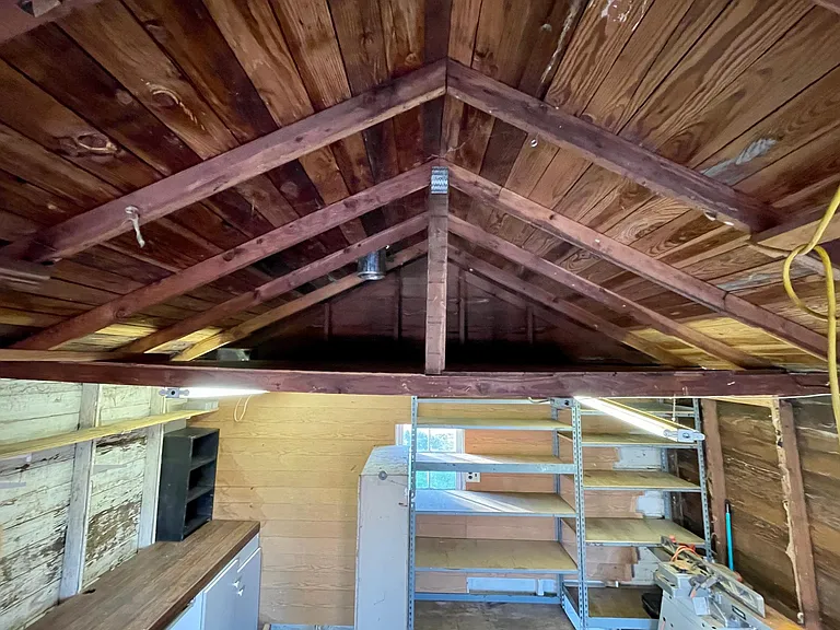 2425 Queen St — Photo 28