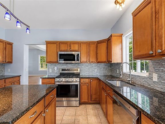 3rd image of 22 Arbor Dr