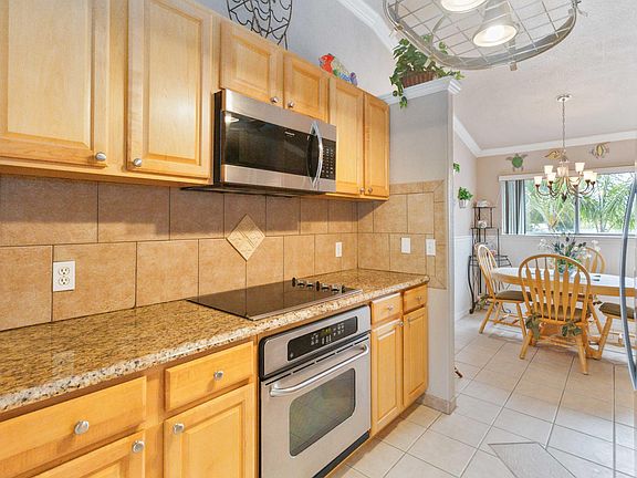 5th image of 414 Beach Park Ln