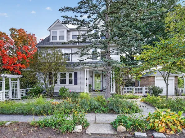 4 Hawthorn Rd, Milton, MA 02186