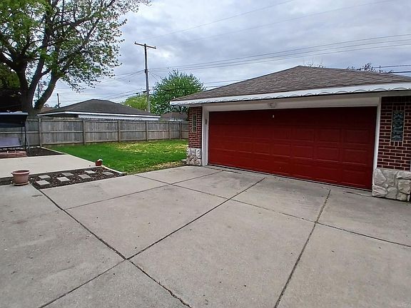 4th image of 24675 Ridgecroft Ave