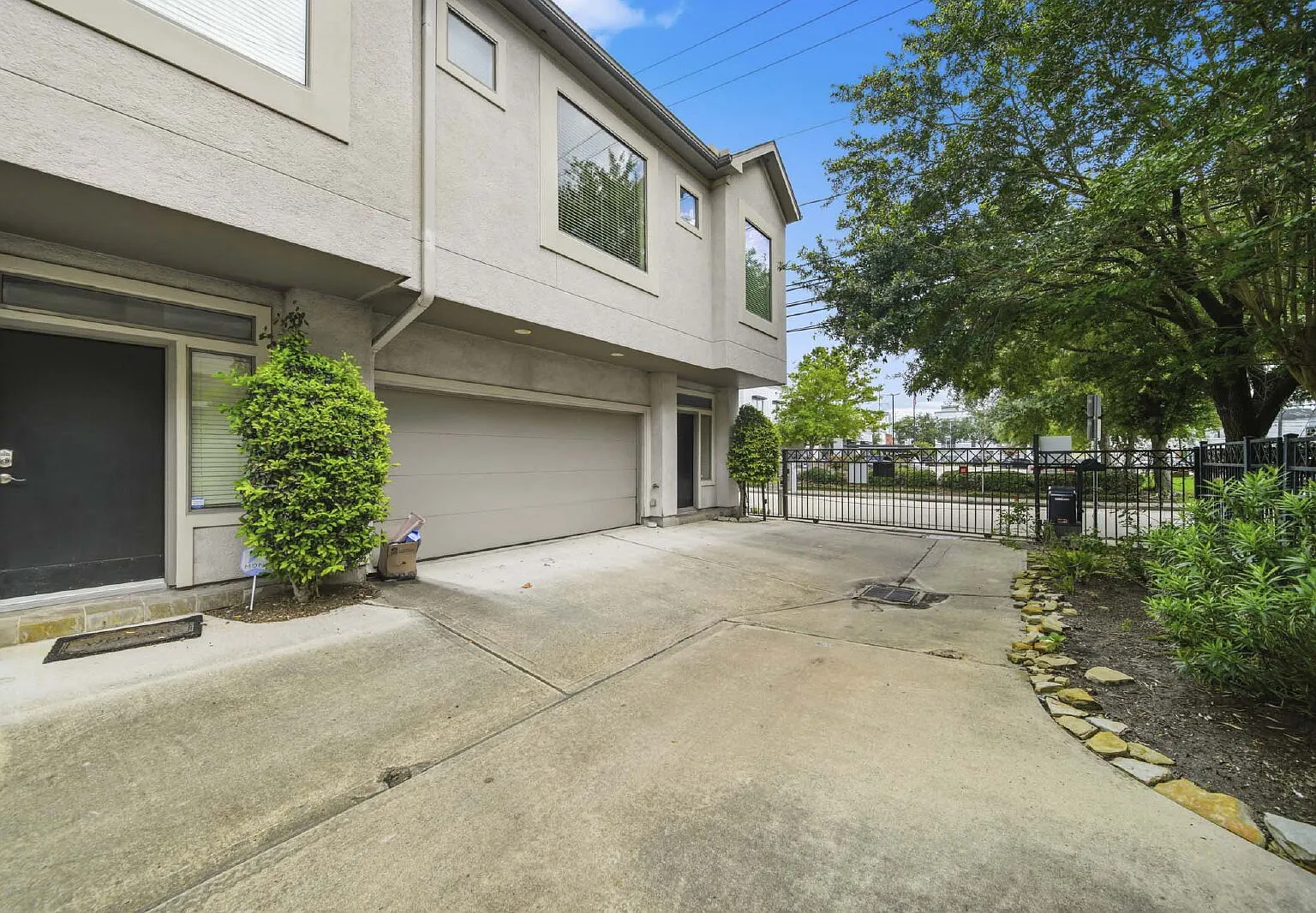 2 bed, 2.0 bath, 1293 sqft, $2,500 — Photo 2