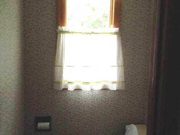 4th image of 36 Oak St
