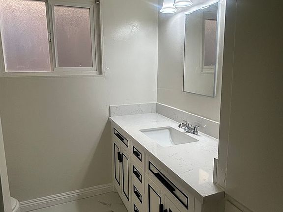 5th image of 521 S Grevillea Ave APT 1