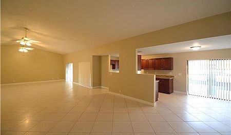 5th image of 10100 NW 21st Ct