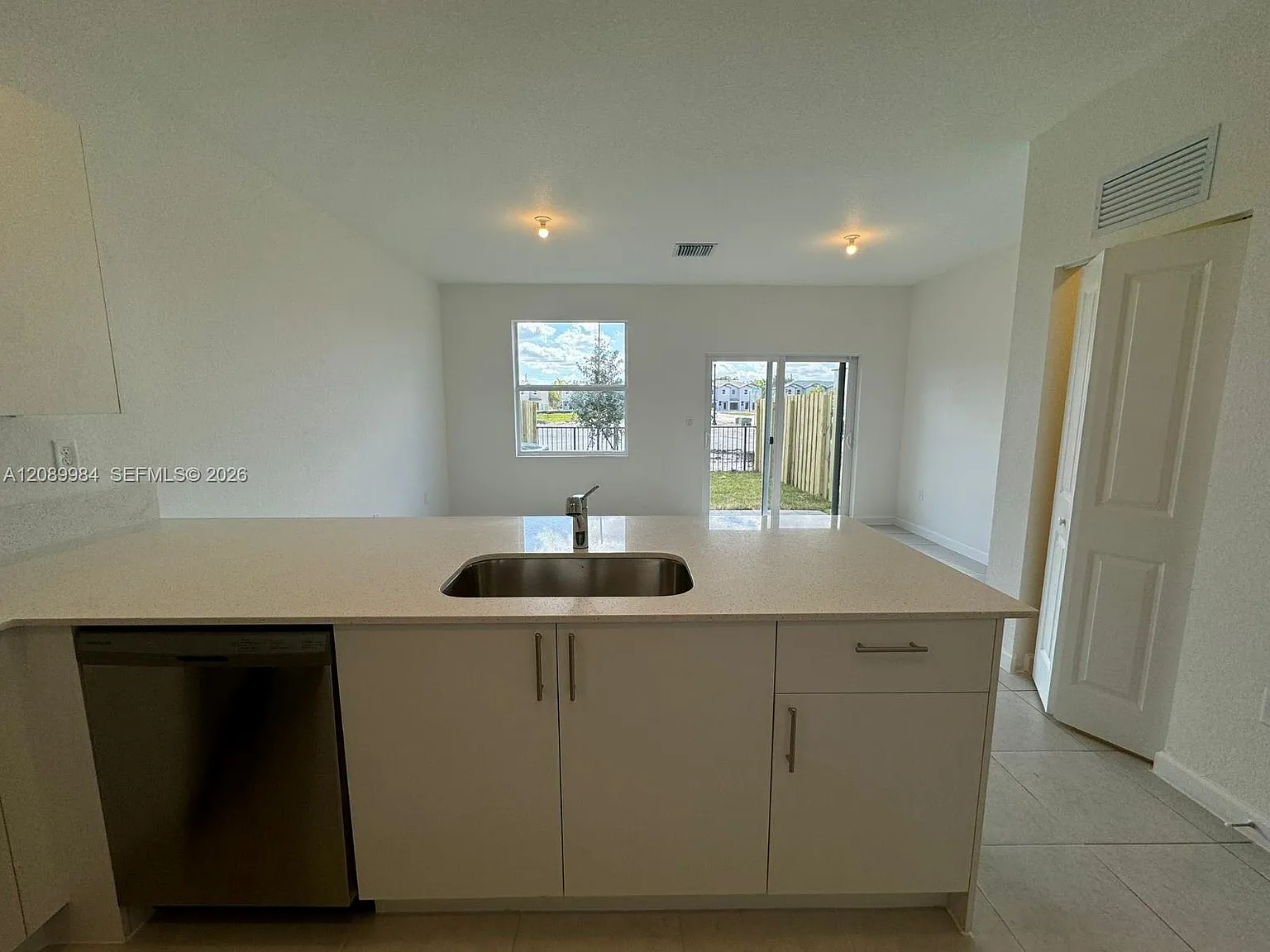 3 bed, 2.5 bath, 1393 sqft, $2,500 — Photo 3
