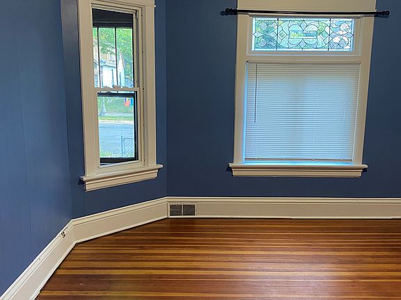 5th image of 715 Thomas Ave W