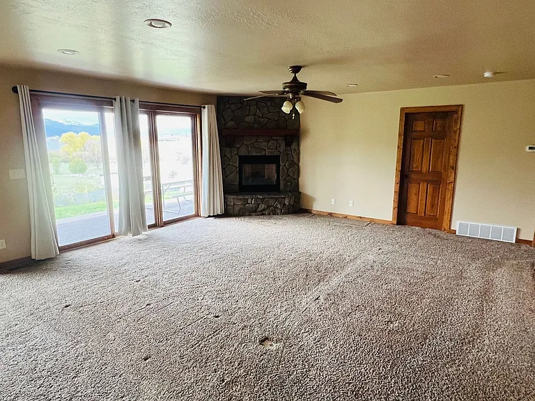 925 S 7450 E — Photo 3