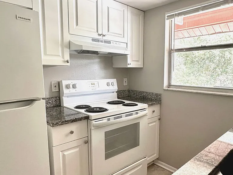 1767 Leo Ln S — Photo 8