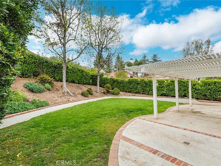 729 Maywood Ct — Photo 3
