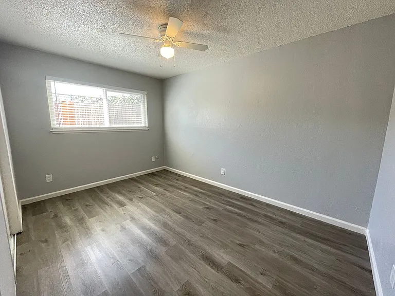 Lone Pine Apartments — Photo 16