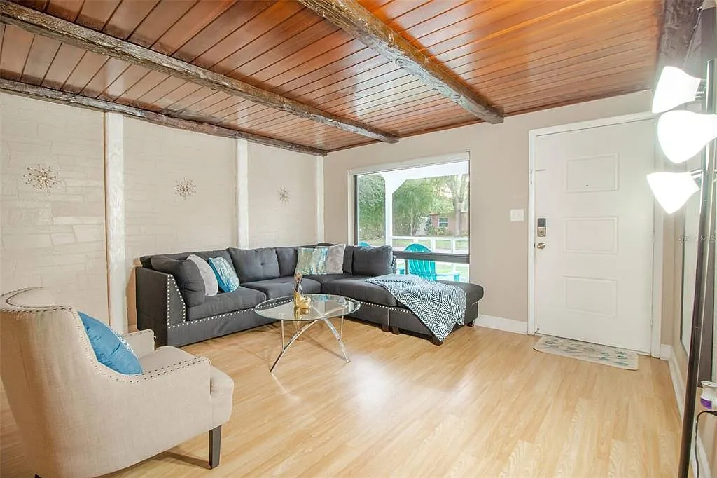 6 bed, 4.0 bath, 2020 sqft, $5,400 — Photo 2