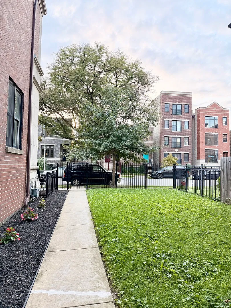 2 bed, 1000 sqft, $2,200 — Photo 2