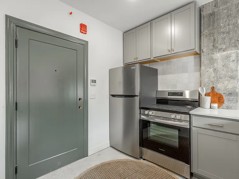 117 E 7th St #206 — Photo 10