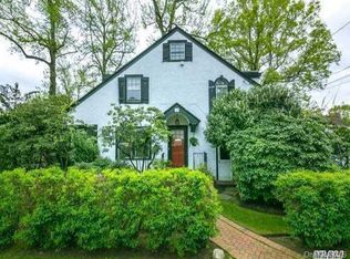 28 Vista Hill Rd, Great Neck, NY 11021