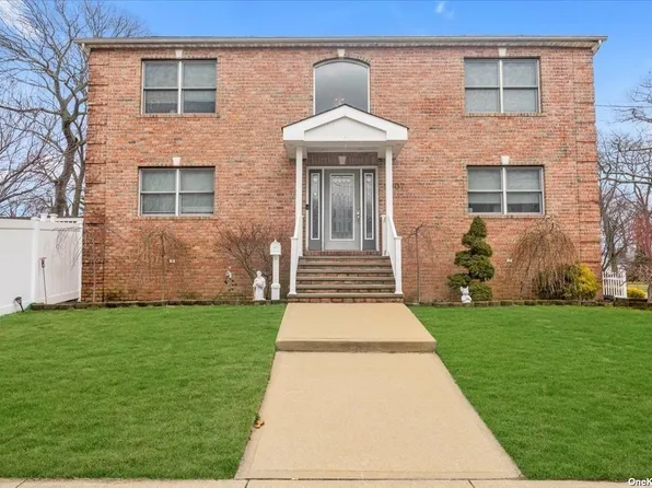 2007 Brook Pl, Bellmore, NY 11710