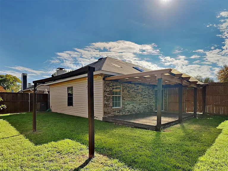 1395 Chinaberry Dr — Photo 17