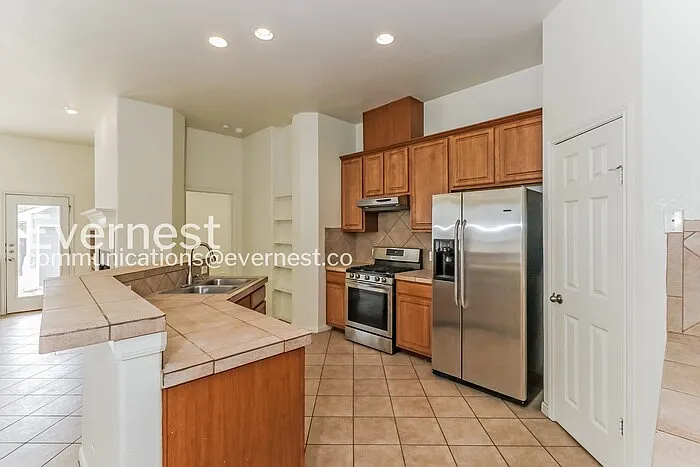 6 bed, 3.5 bath, 2851 sqft, $5,950 — Photo 3