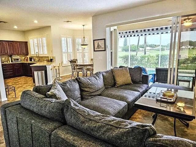1225 Avondale Ln — Photo 4