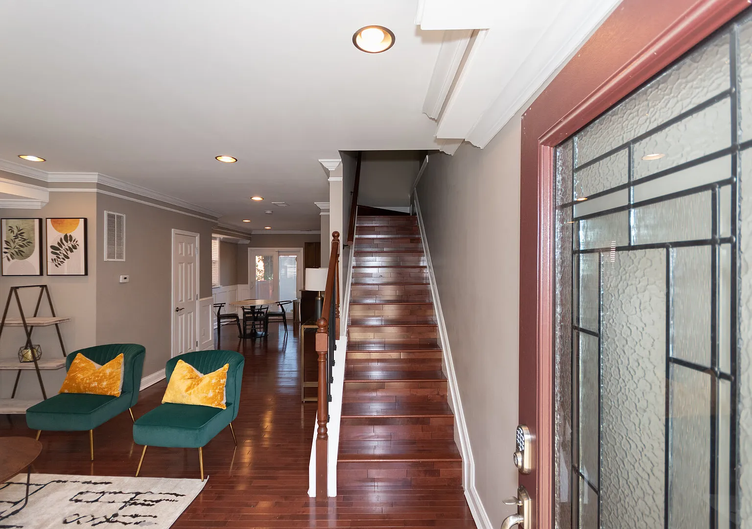 Three BR w/2.5 Bath and Parking near Metro — Photo 4