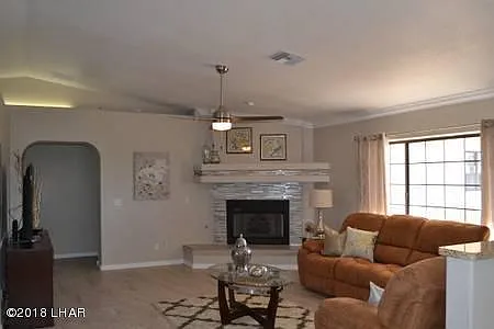 3 bed, 2.0 bath, 1694 sqft, $3,200 — Photo 3