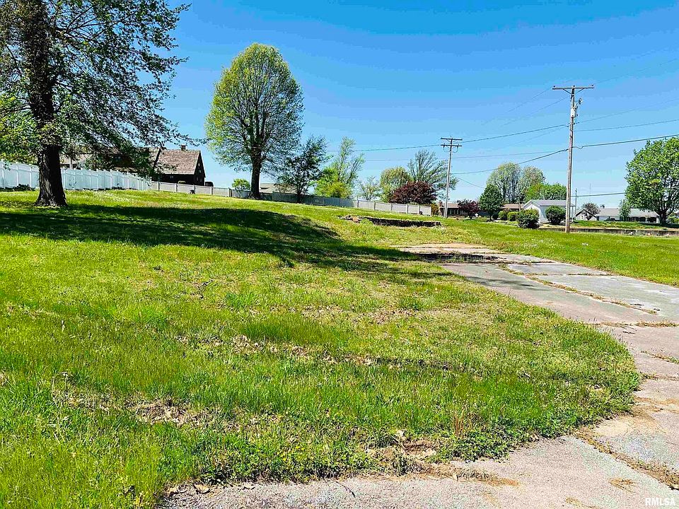 1st image of 301 Country Club Ln