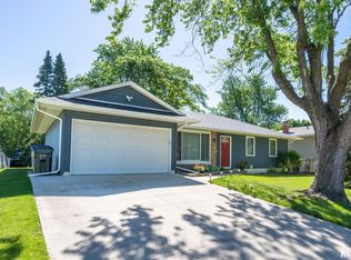 5741 Oakbrook Rd, Davenport, IA 52806