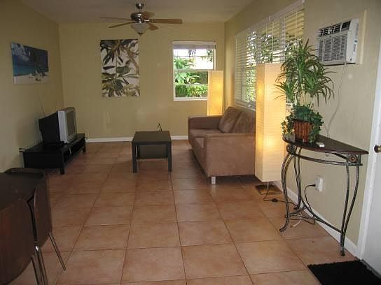 5th image of 806 NE 23rd Dr #A