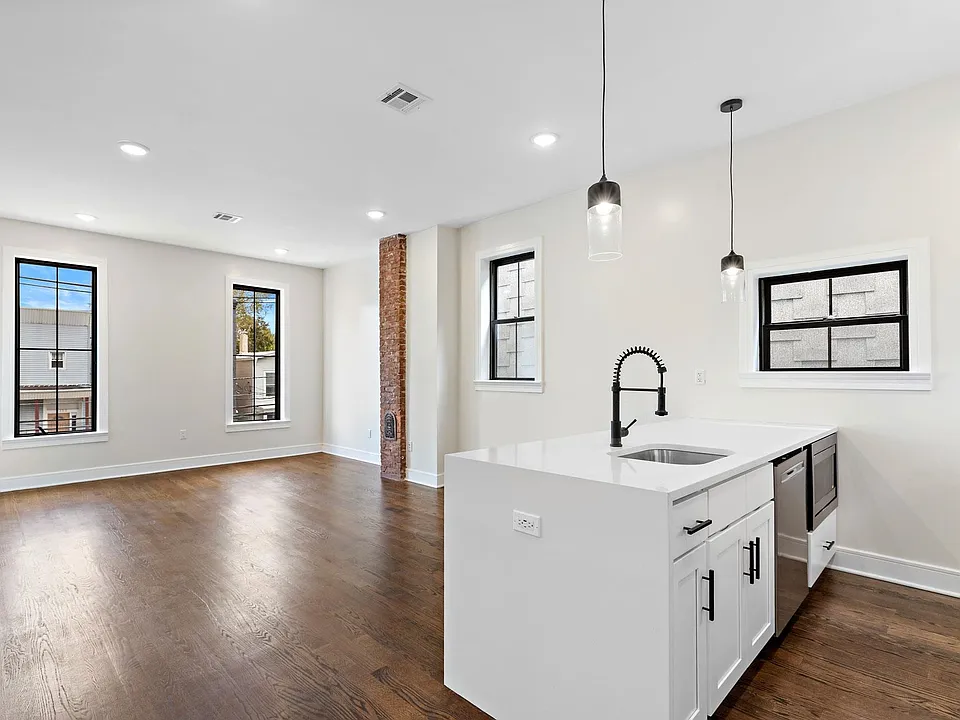 133 Hutton St #2