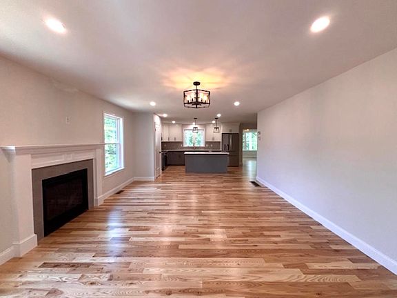 4th image of 30 Edgewater Drive