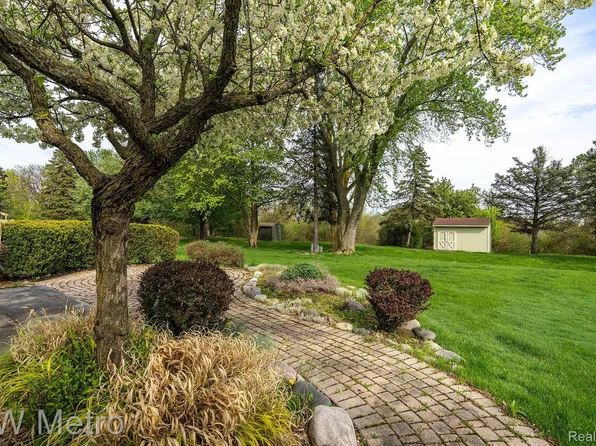 6228 Atkins Dr, Troy, MI 48085