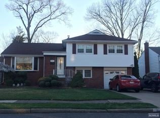 8 Zuegel Ct, Bergenfield, NJ 07621