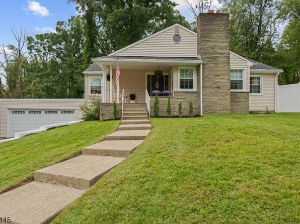 11 Linda Ln, Green Brook, NJ 08812