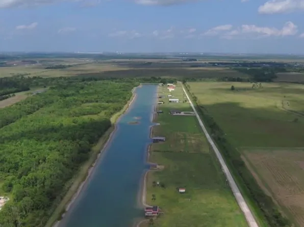 12 Crystal Ski Lake Dr, Beaumont, TX 77705