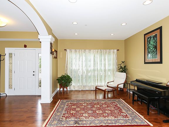 3rd image of 19 Moraine Dr