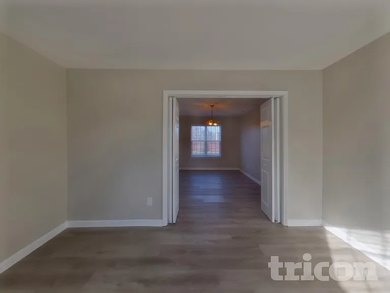 1402 Weston Ln — Photo 13