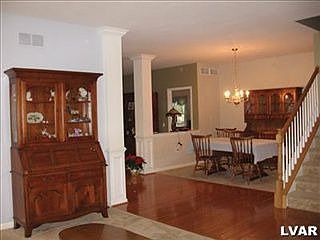 3rd image of 146 Glenmoor Cir S