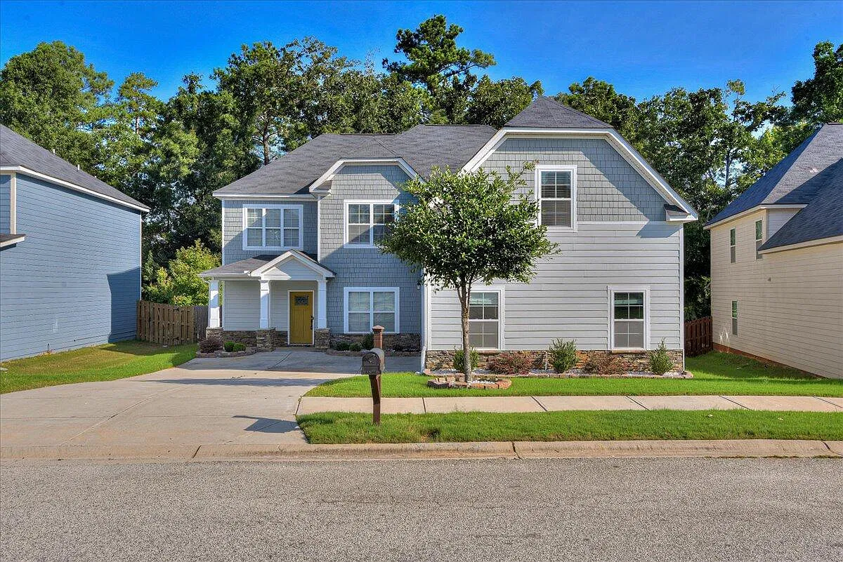 4 bed, 2.5 bath, 3177 sqft, $2,200 — Photo 2