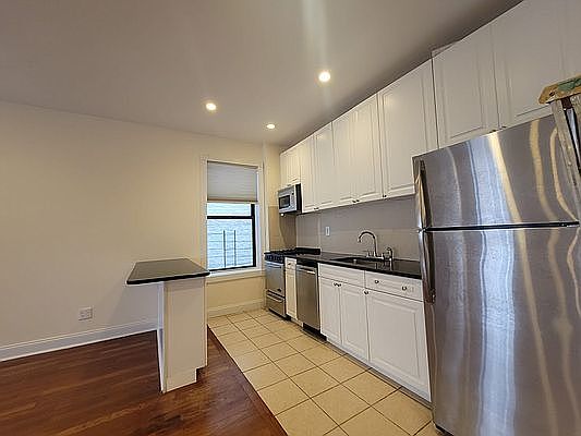 3rd image of 251 W 81st St #6X
