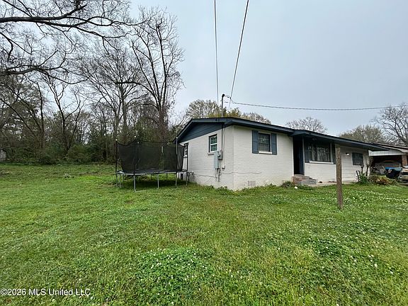 3rd image of 605 E Chickasaw St