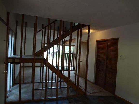 4th image of 269 Queens Dr N