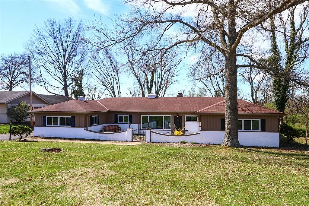 3057 Brookwood Dr photo 1