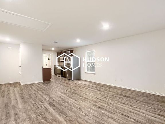 4th image of 526 S San Eduardo Ave