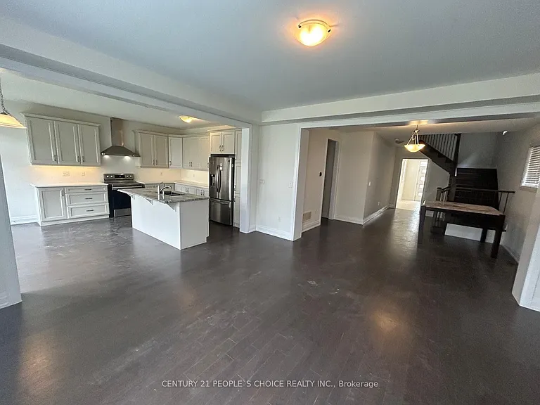 66 Circus Cres — Photo 4