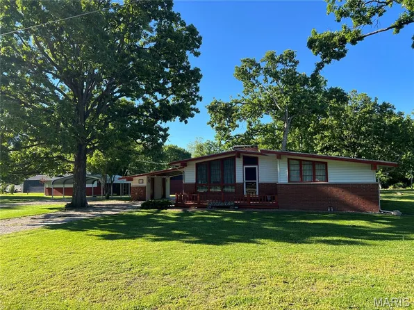 905 Dean St, Wilsonville, IL 62093